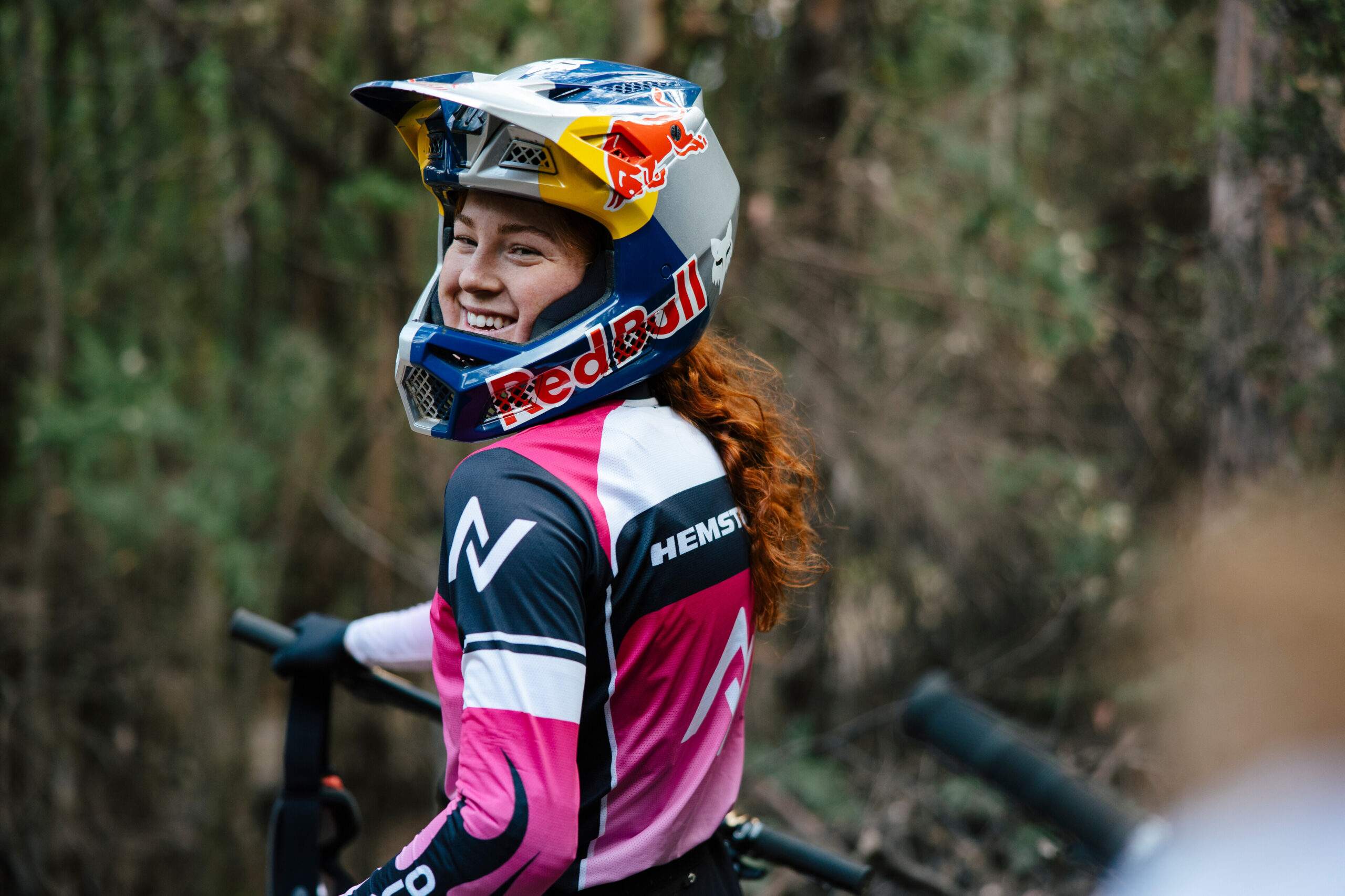 Rider en descenso competitivo