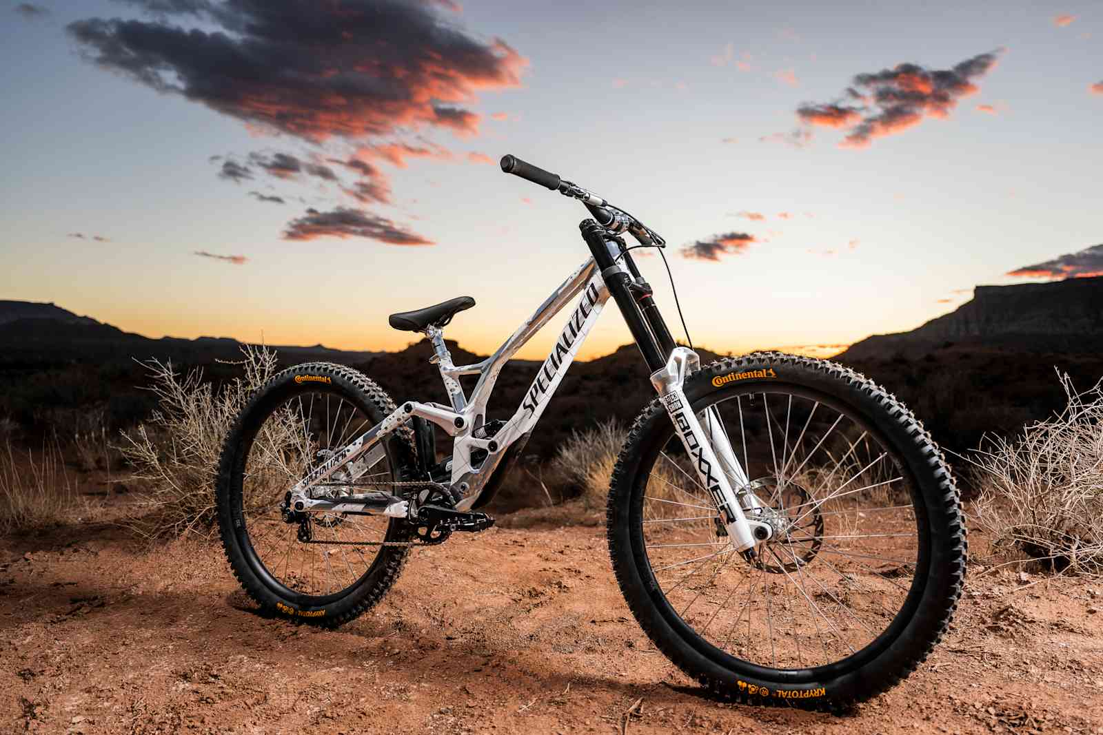 Bicicleta de downhill con lodo